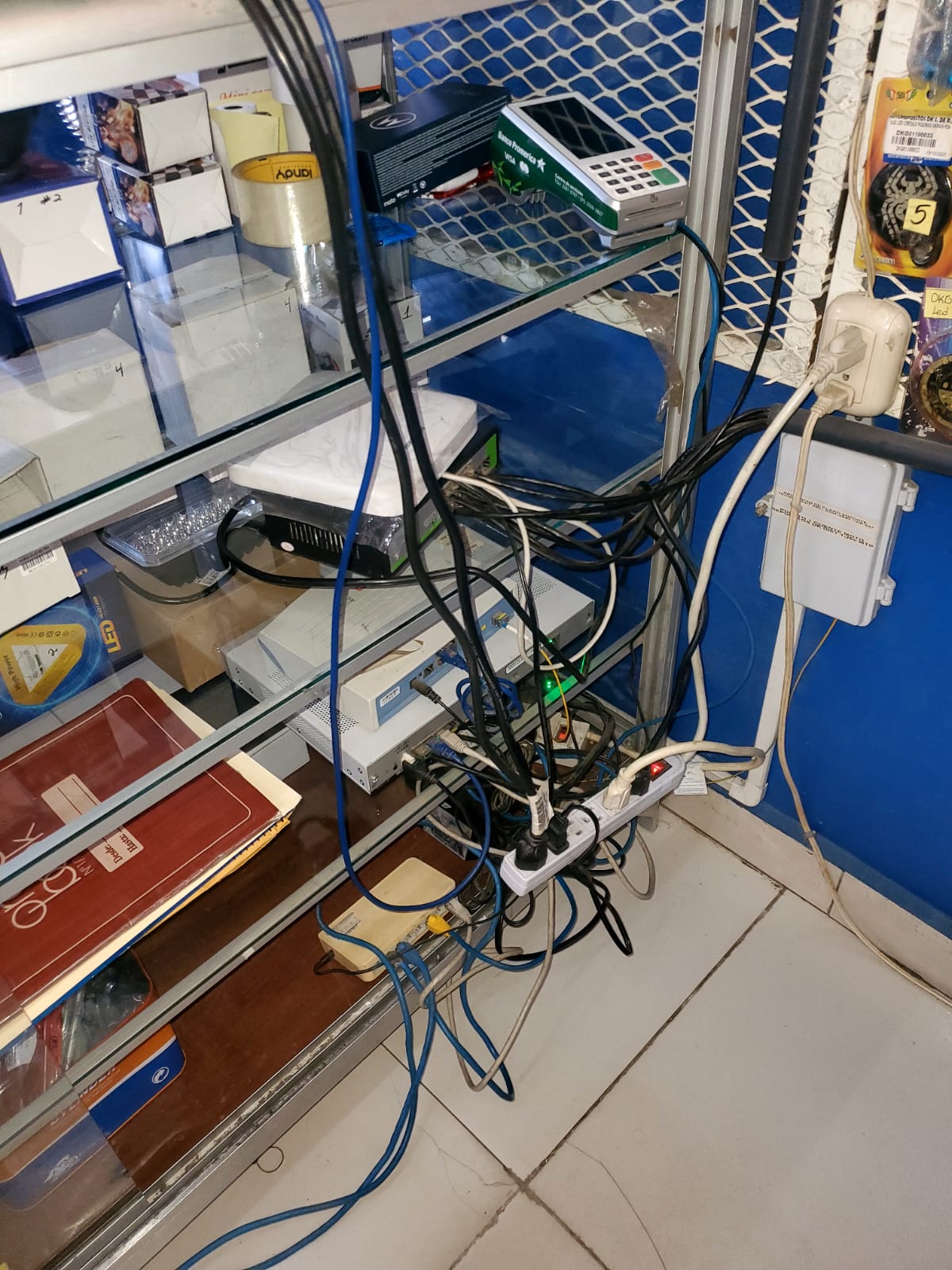 Cables desordenados en vitrina de caja